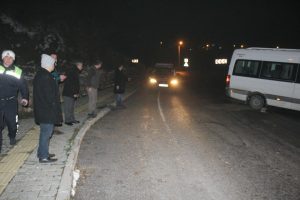 Amasra'da buz tutan yolları itfaiye tuzladı