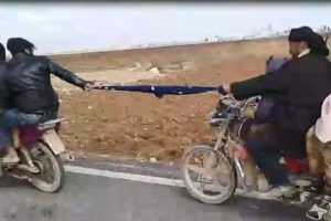 İki motosikletli eşarbı halat yapıp yol aldı