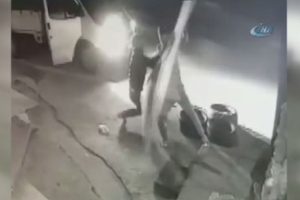 Kamyonla gelip T&uuml;rk bayrağını indirdiler!