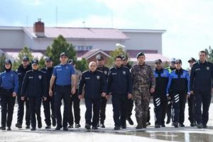 Polislerin yeni &uuml;niformalarını tasarlayan modacı konuştu