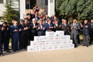 Bursa Yenişehir esnafı Mehmet&ccedil;iklere helva g&ouml;nderdi