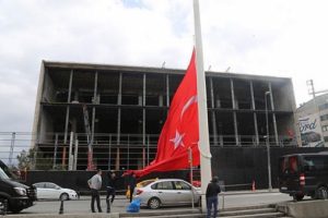 AKM'nin &ouml;n&uuml;ndeki dev T&uuml;rk Bayrağı değiştirildi