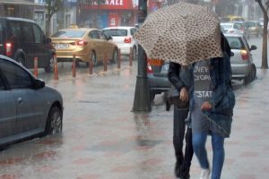 5 dakikalık yağış, zor anlar yaşattı