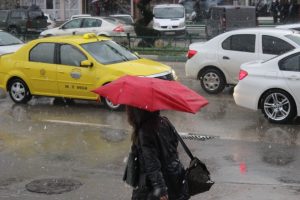 Bursa'da sabah şiddetli lodos, akşam yerini yağmura bıraktı