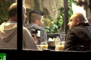 Suriyeli gen&ccedil;lerin Avrupalı erkeklerle iğren&ccedil; pazarlığı
