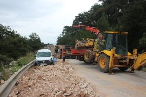 Hafriyat y&uuml;kl&uuml; kamyon devrildi, ortalık savaş alanına d&ouml;nd&uuml;