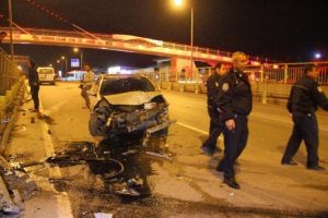 Otomobil alt ge&ccedil;ide d&uuml;şt&uuml;: 3 yaralı