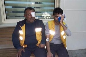 &Ouml;len k&ouml;peği hastaneye g&ouml;t&uuml;rmeyen 112 ekibini d&ouml;vd&uuml;ler