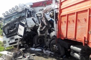 TIR, Bursa plakalı kamyonla &ccedil;arpıştı, deprem oldu sandılar!