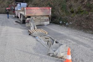 Bursa'da brandası a&ccedil;ılan tırın dorsesinden sa&ccedil;ılan suları kamyonetlere doldurdular