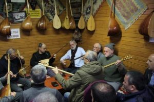 Bursa'da bu kahvede oyun yok, saz ve t&uuml;rk&uuml; var
