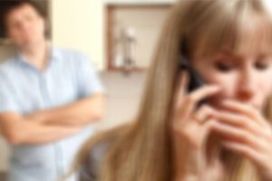 Karısının telefonuna y&uuml;klediği casus yazılıma ihanet takıldı!