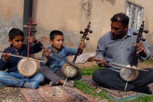 Mardin'de yaşayan kemen&ccedil;eci aile
