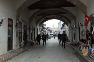 Tam 275 yıllık: Ahşap ve altından yol ge&ccedil;iyor