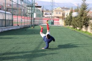 Balona r&ouml;veşata atan gen&ccedil; kadro dışı
