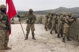 T&uuml;rk bayrağını mehter marşıyla diktiler