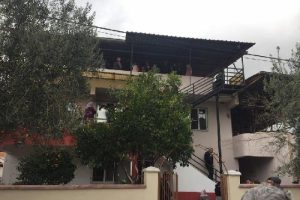 İnşaat iş&ccedil;isi adam evinin terasında kendini astı