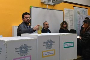 İtalya'da sandık &ccedil;ıkış anketinden merkez sağ ittifakı &ccedil;ıktı