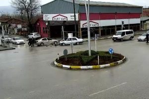 Yolun karşısına ge&ccedil;meye &ccedil;alışırken &ouml;l&uuml;mden d&ouml;nd&uuml;ler