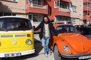 İsim verdiği ara&ccedil;larına g&ouml;z&uuml; gibi bakıyor