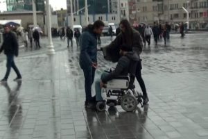 Erkek şiddetine engelli vatandaş m&uuml;dahale etti