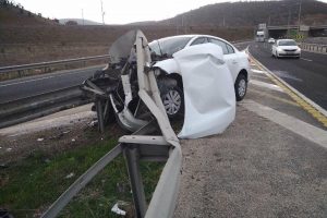 Otomobil bariyerlere &ccedil;arptı! 5 yaralı