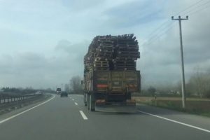 Aşırı palet y&uuml;kl&uuml; kamyon trafikte tehlike oluşturdu