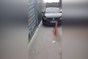 Yaya yoluna park eden arabaları ezip ge&ccedil;ti!