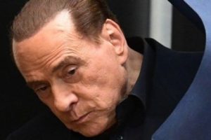 İtalya'da Berlusconi kazandı ama h&uuml;k&uuml;met kuramıyor