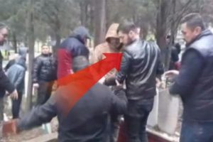 Cani cenazede taziyeleri kabul etmiş