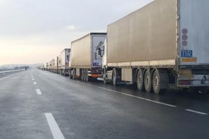 G&uuml;mr&uuml;k kapısında 10 kilometrelik tır kuyruğu!