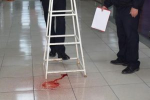 Tavandan damlayan kırmızı renkli sıvı polisi alarma ge&ccedil;irdi