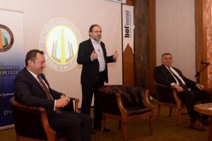 Bursa'da &uuml;niversiteli gen&ccedil;ler ekonomiyi tartıştı