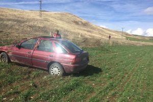 Otomobil tarlaya u&ccedil;tu: 2 yaralı