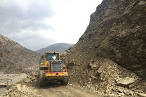 Heyelan 34 k&ouml;y&uuml;n yolunu kapattı