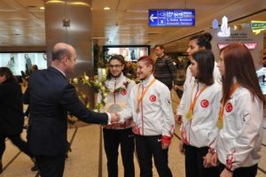 D&uuml;nya &uuml;&ccedil;&uuml;nc&uuml;s&uuml; &ouml;zel sporcular yurda d&ouml;nd&uuml;