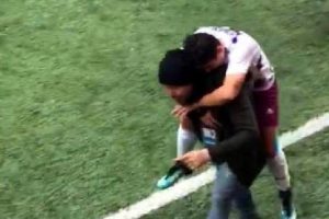 Sakatlanan futbolcusunu sırtında taşıdı