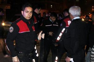Polisin dur ihtarına uymayan 3 kişi g&ouml;zaltına alındı