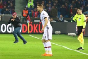 Trabzonspor - Beşiktaş ma&ccedil;ında sahaya taraftar girdi