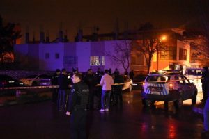 Asker ka&ccedil;ağı şahıs polise saldırdı: 1 polis şehit oldu, 1 polis yaralandı