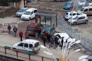 Erkeklerin kavgasını kızlar araya girerek ayırdı