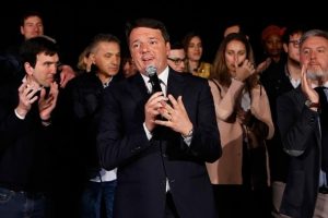 Renzi se&ccedil;im yenilgisinin ardından g&ouml;revi bıraktı