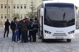 Hakkari merkezli uyuşturucu operasyonu: 15 g&ouml;zaltı