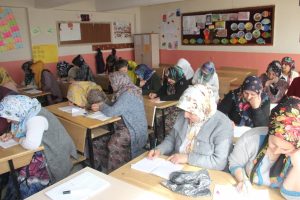 Hakkari'de 5 bin kadın okuma yazma &ouml;ğreniyor