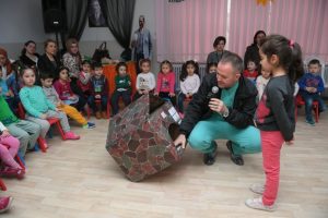 Bursa'da miniklerden can dostlarına sıcak yuva