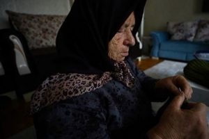 Kore gazisinin eşi maaşını Mehmet&ccedil;iğe bağışladı
