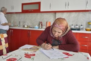 Mardinli 61 yaşındaki Azize teyzenin okuma aşkı