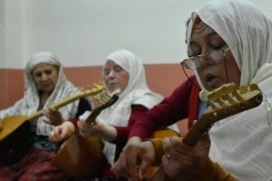 Ev işlerini bitirip saz kursuna gidiyorlar
