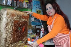 Bodrumu at&ouml;lye yaptı, atık malzemeleri sanata kazandırdı