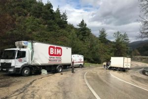 Bursa'da 3 ara&ccedil; birbirine girdi: 2 yaralı